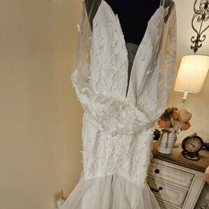 Never Worn Romantic White Lace Wedding Gown - Size 4XL